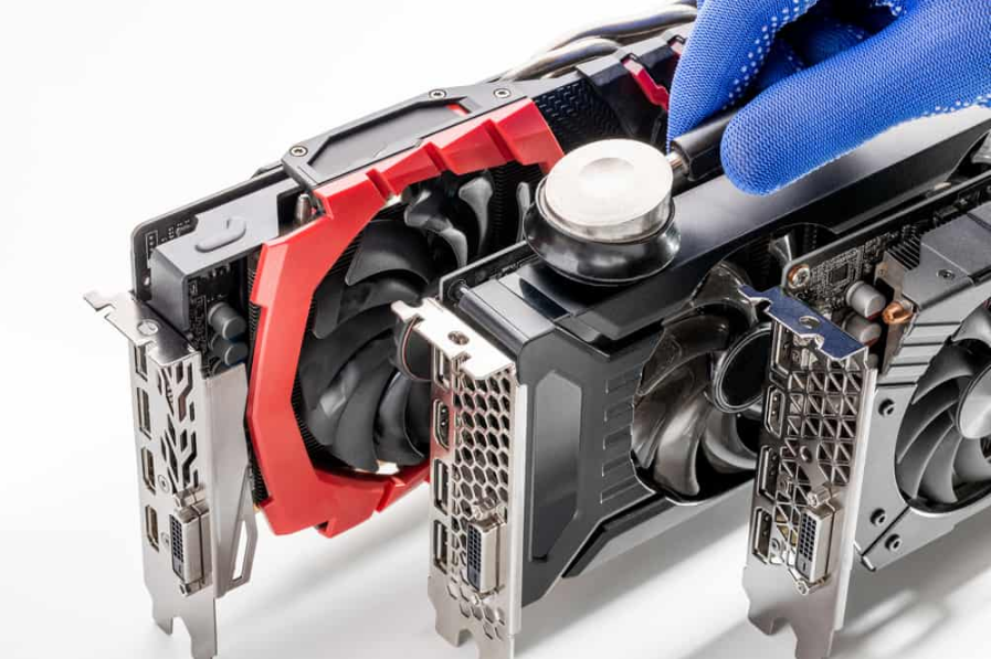 різні сучасні ігрові настільні відеокарти на білому тлі