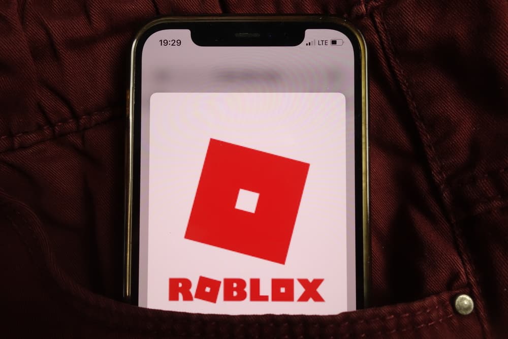 Логотип Roblox на телефоні