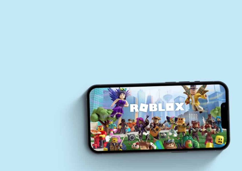 Мобільний ігровий додаток Roblox на iPhone 13 Pro< smartphone screen