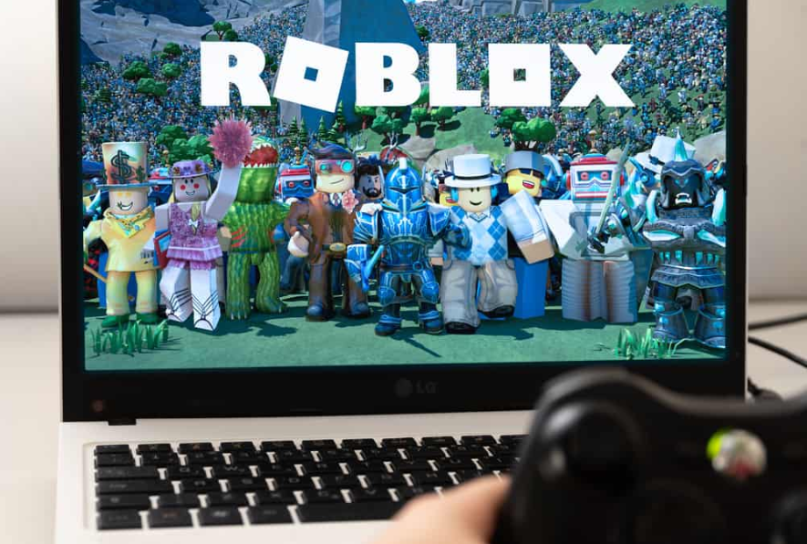 Roblox на екрані ноутбука