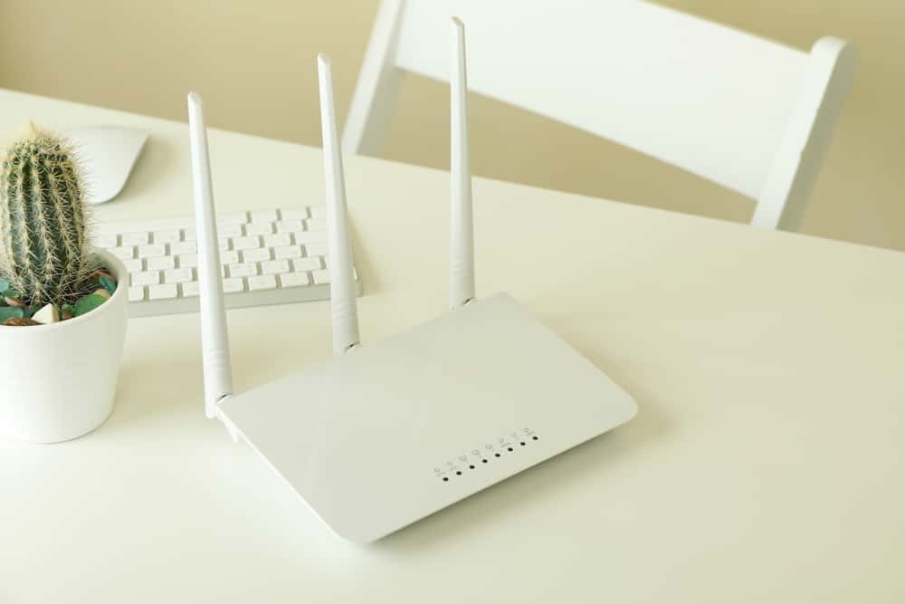 Робоче місце з Wi-fi маршрутизатором на білому столі