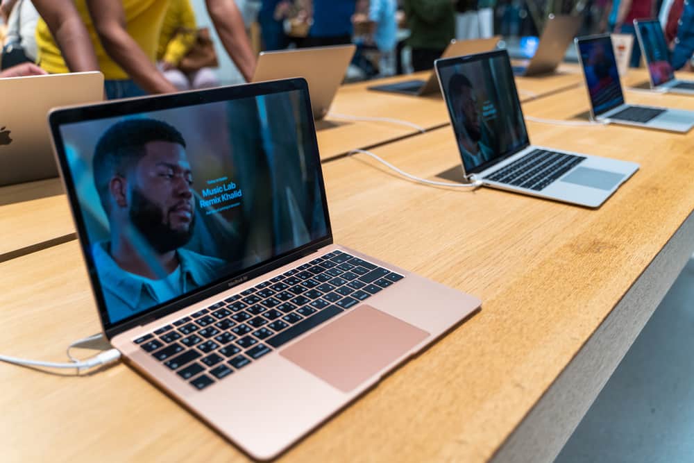 Розпродаж Apple Macbook Air в офіційному Apple Store