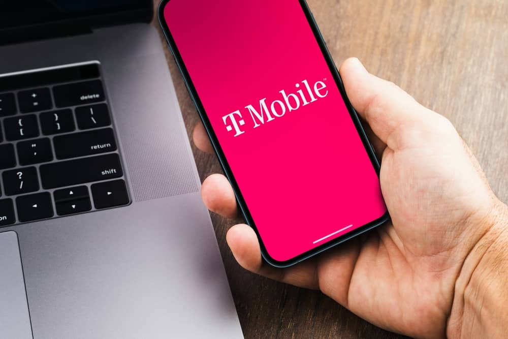 рука тримає смартфон із додатком T-Mobile