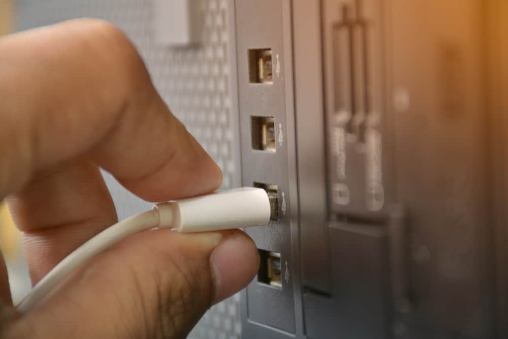 рука тримає роз'єм USB для резервного копіювання даних з комп'ютера