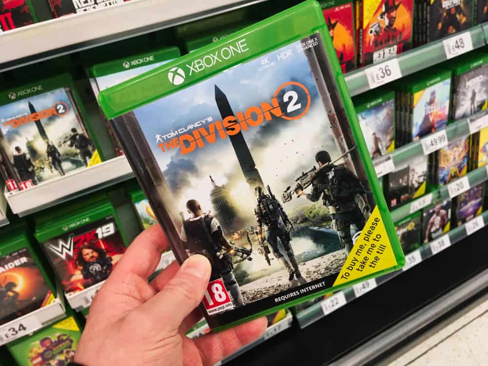рука, що тримає відеогру xbox one