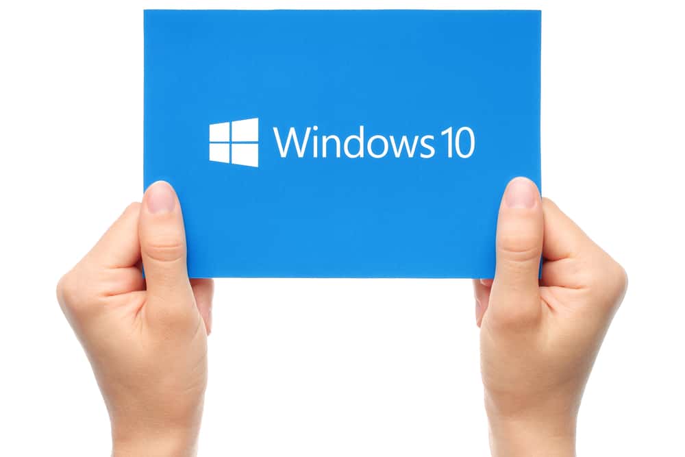 Рука тримає надрукований логотип Windows 10