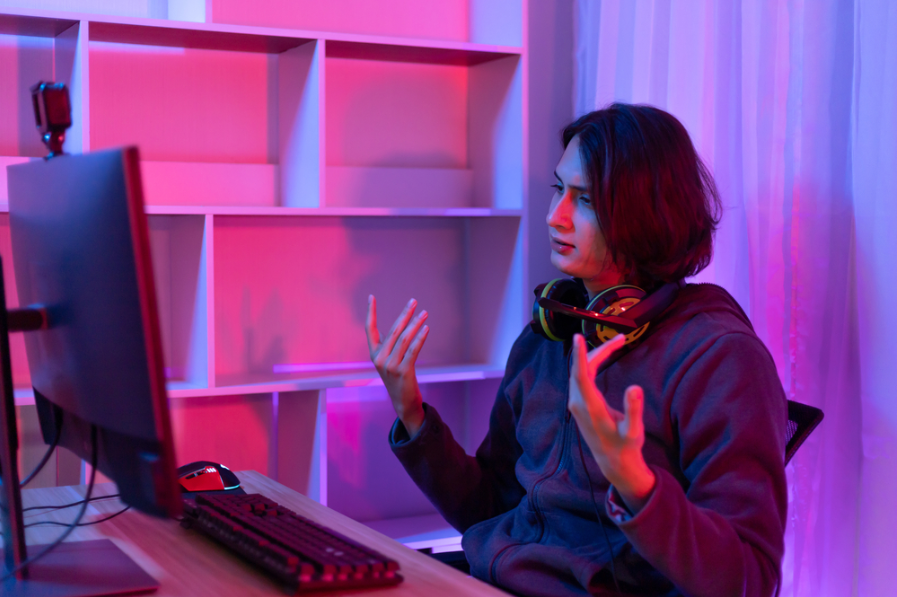 сумний гравець грає на комп'ютері