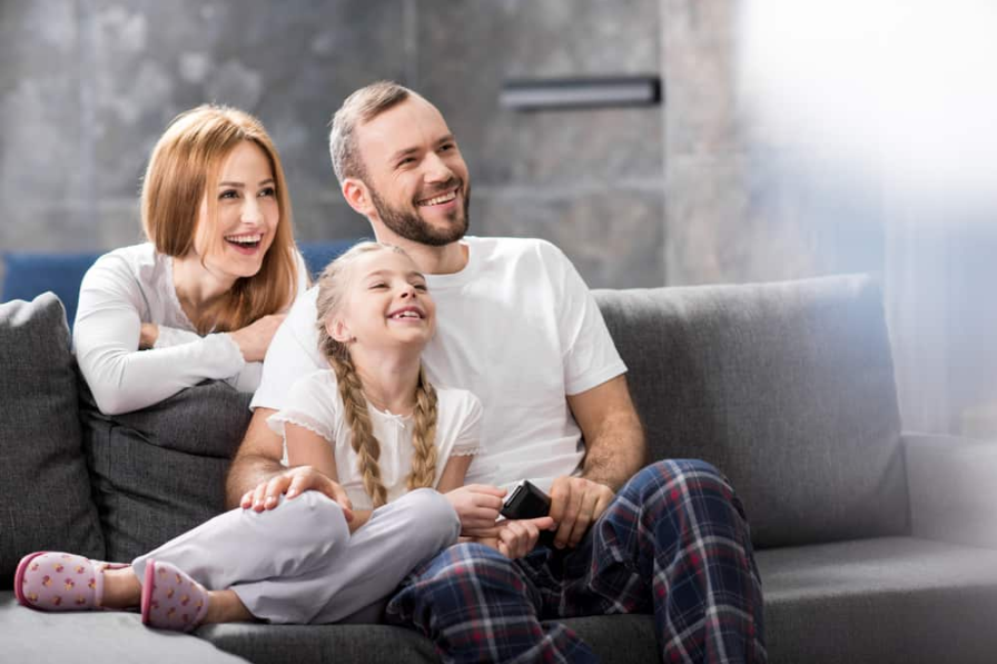 Щаслива родина дивиться телевізор