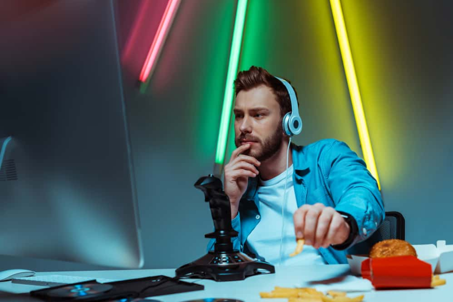 Вибірковий фокус красенем кібер в навушниках