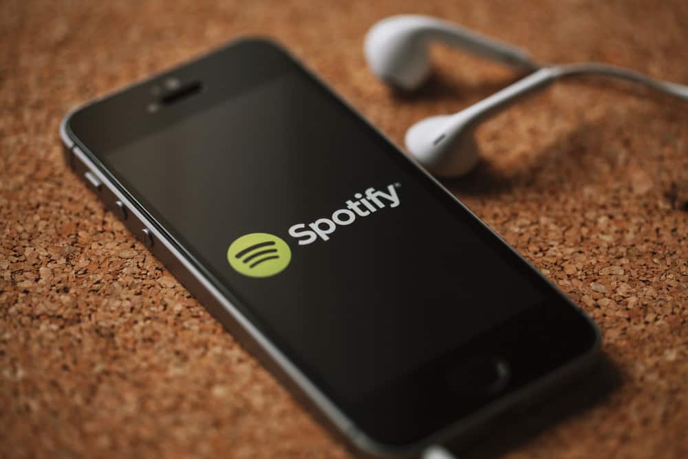 Сервіс потокової передачі музики Spotify на екрані смартфона