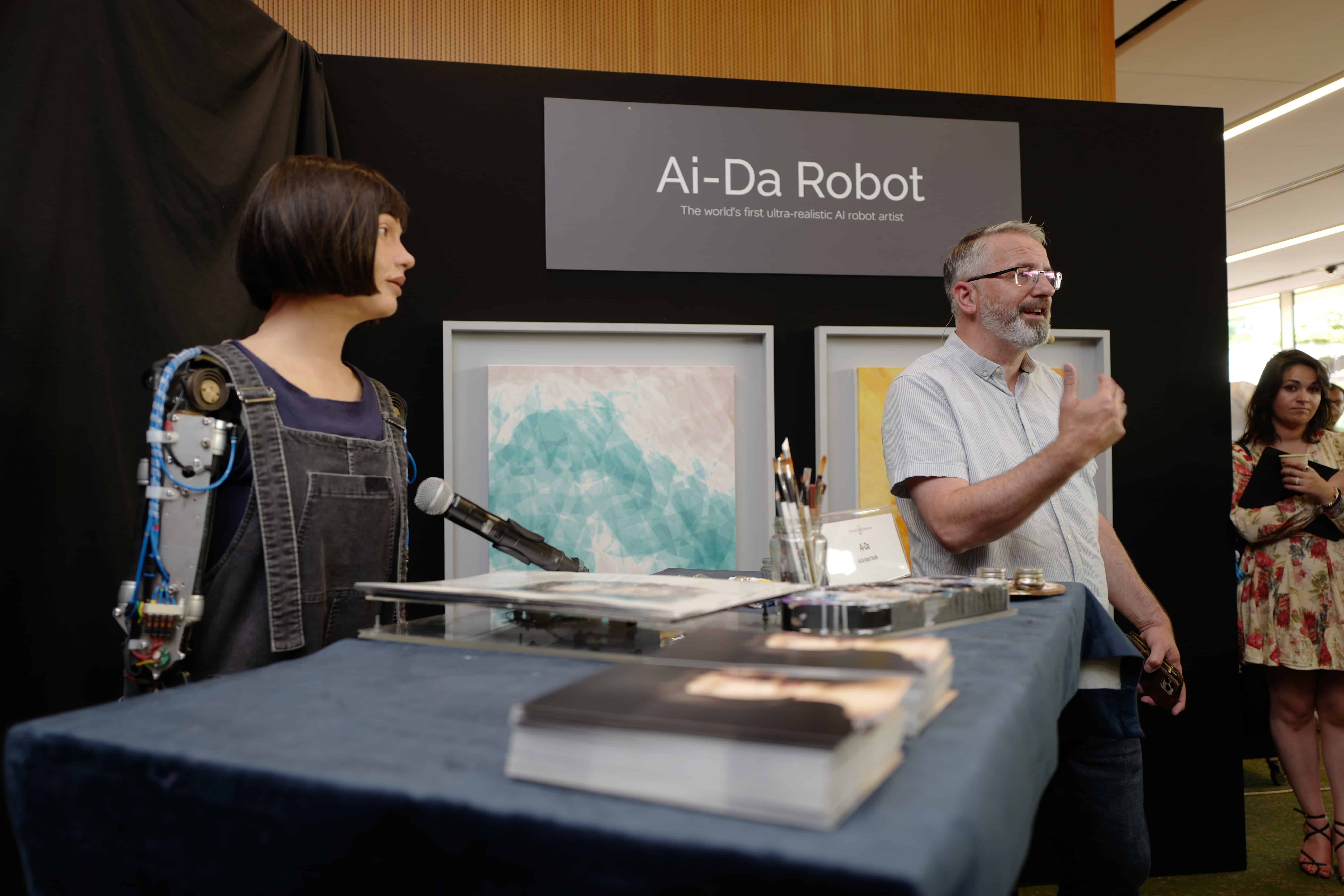Ейдан Меллер представляє Ai-Da Robot, першого робота-художника на базі штучного інтелекту, під час Глобального саміту ООН зі штучного інтелекту на користь добра, де вони виступають із основною промовою 7 липня 2023 року в Женеві, Швейцарія.