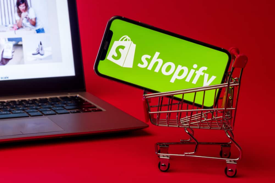 Логотип Shopify на iphone X у кошику