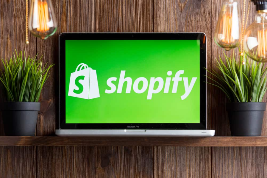 Shopify на екрані ноутбука