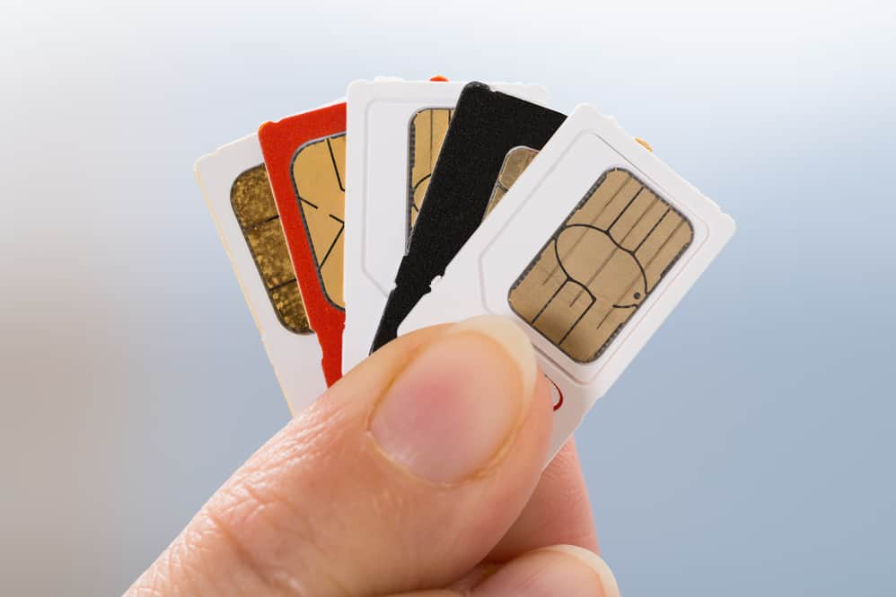 Рука з телефоном Sim-карти