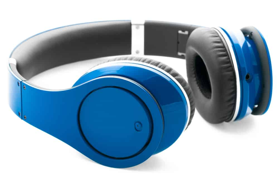 Сині навушники ізольовані на білому фоні