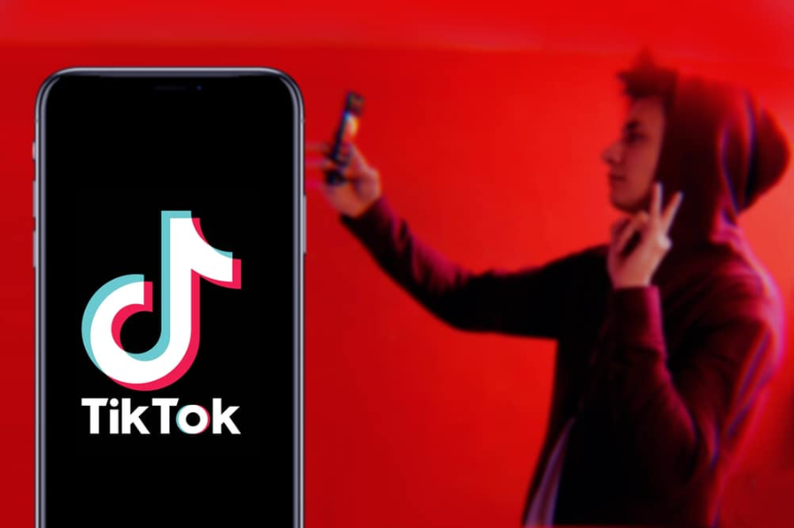 Смартфон з логотипом TIK TOK