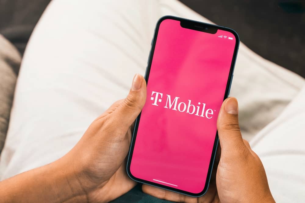 смартфон із додатком T-Mobile на екрані