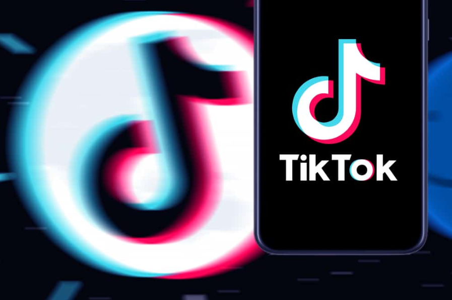 Смартфон із логотипом TIK TOK, популярної соціальної мережі в Інтернеті.