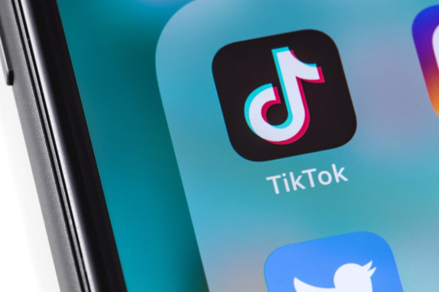 Смартфон із значком програми TikTok