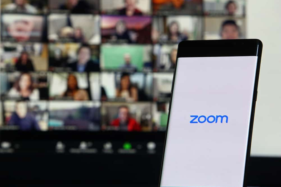 Смартфон показує додаток Zoom Cloud Meetings