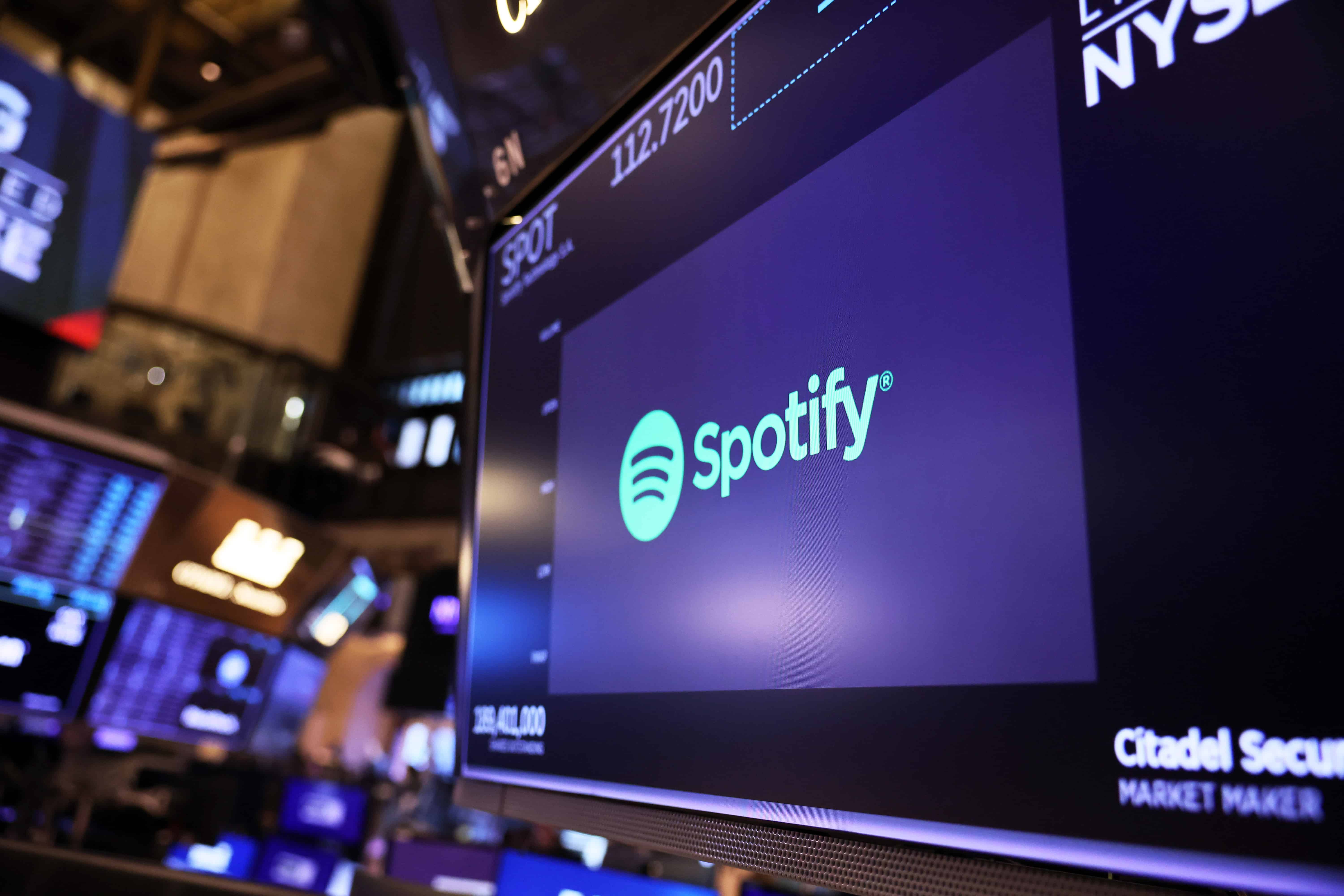 Логотип компанії Spotify відображається під час роботи трейдерів на Нью-Йоркській фондовій біржі (NYSE) під час ранкових торгів 1 лютого 2023 року в Нью-Йорку. Акції сьогодні вранці відкрилися з низьким рівнем на тлі новин про чергове підвищення процентної ставки Федеральною резервною системою в її постійних зусиллях уповільнити інфляцію.