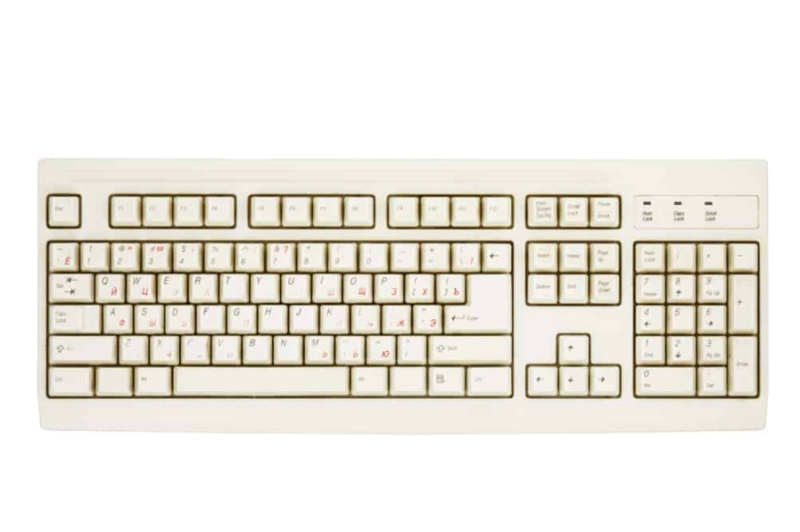 Старий жовтого кольору брудні клавіатури ізольовані на білому тлі