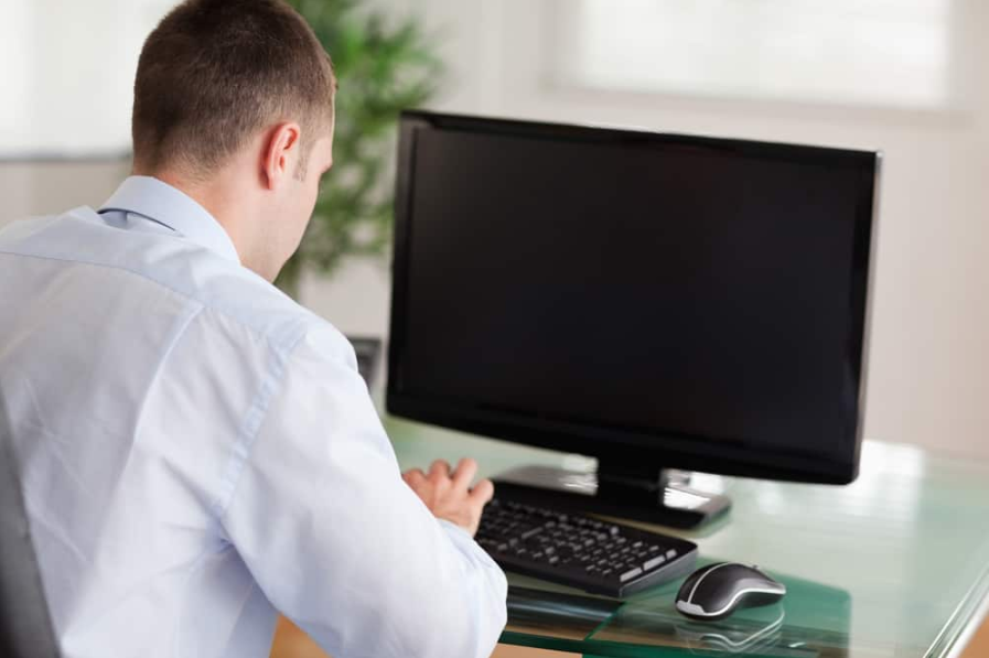 Стеження за молодим бізнесменом на роботі