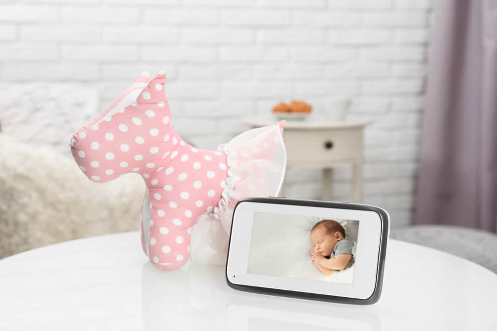 Сучасний монітор відеоспостереження безпеки з дитиною