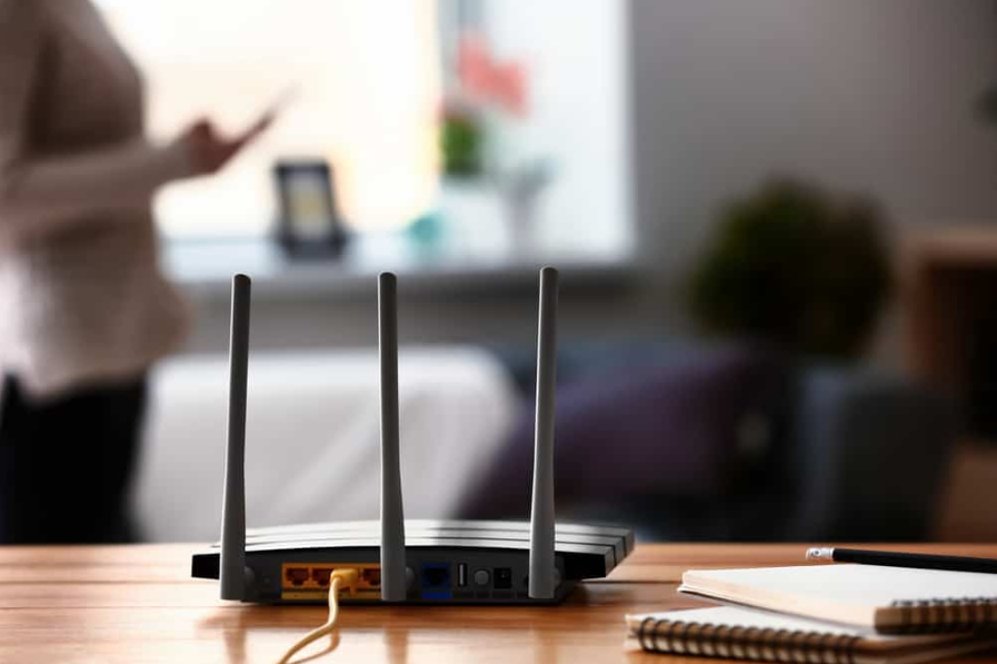 Сучасний Wi-Fi маршрутизатор на дерев'яний стіл у кімнаті