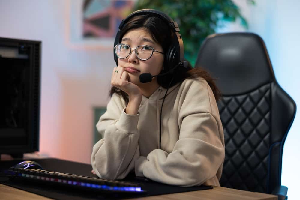 сумна дівчина-геймер