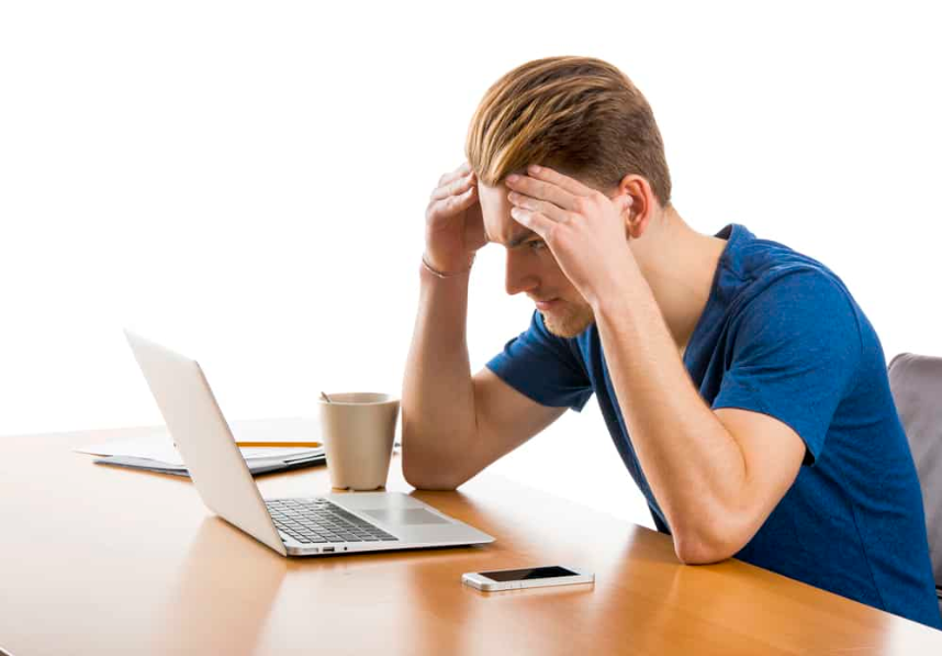 сумний чоловік за допомогою ноутбука