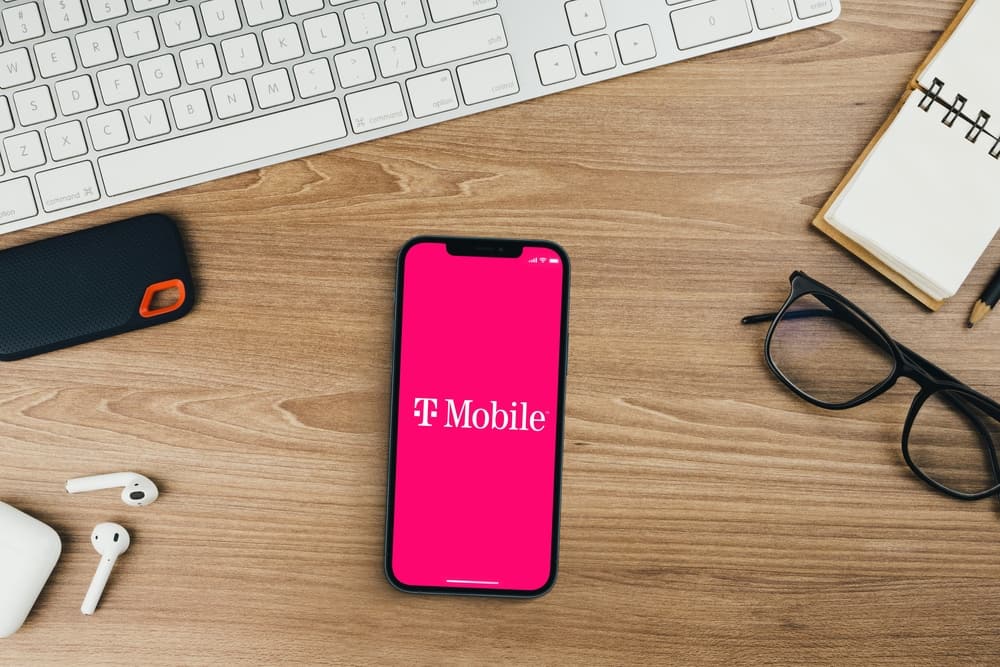 Додаток T-Mobile на екрані смартфона