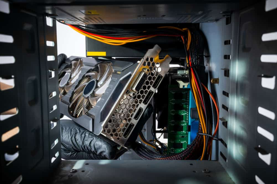технічний працівник встановлює відеокарту gpu на корпус настільного ПК