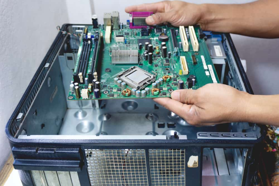 Технік тримає бортовий комп'ютер