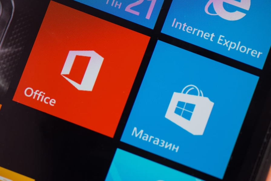 Телефон із піктограмою офісної програми на екрані