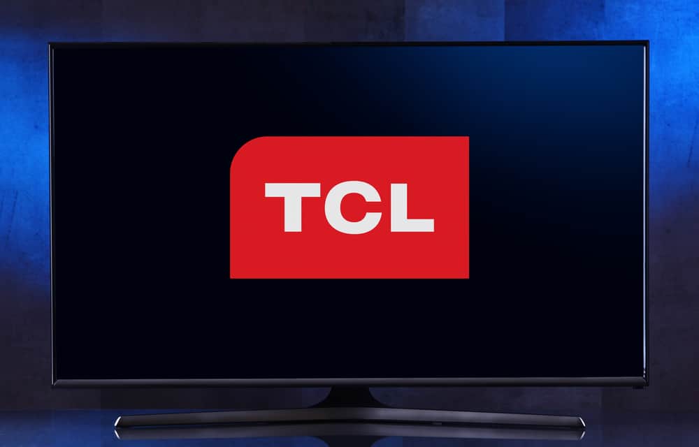 Телевізор із плоским екраном і логотипом корпорації TCL