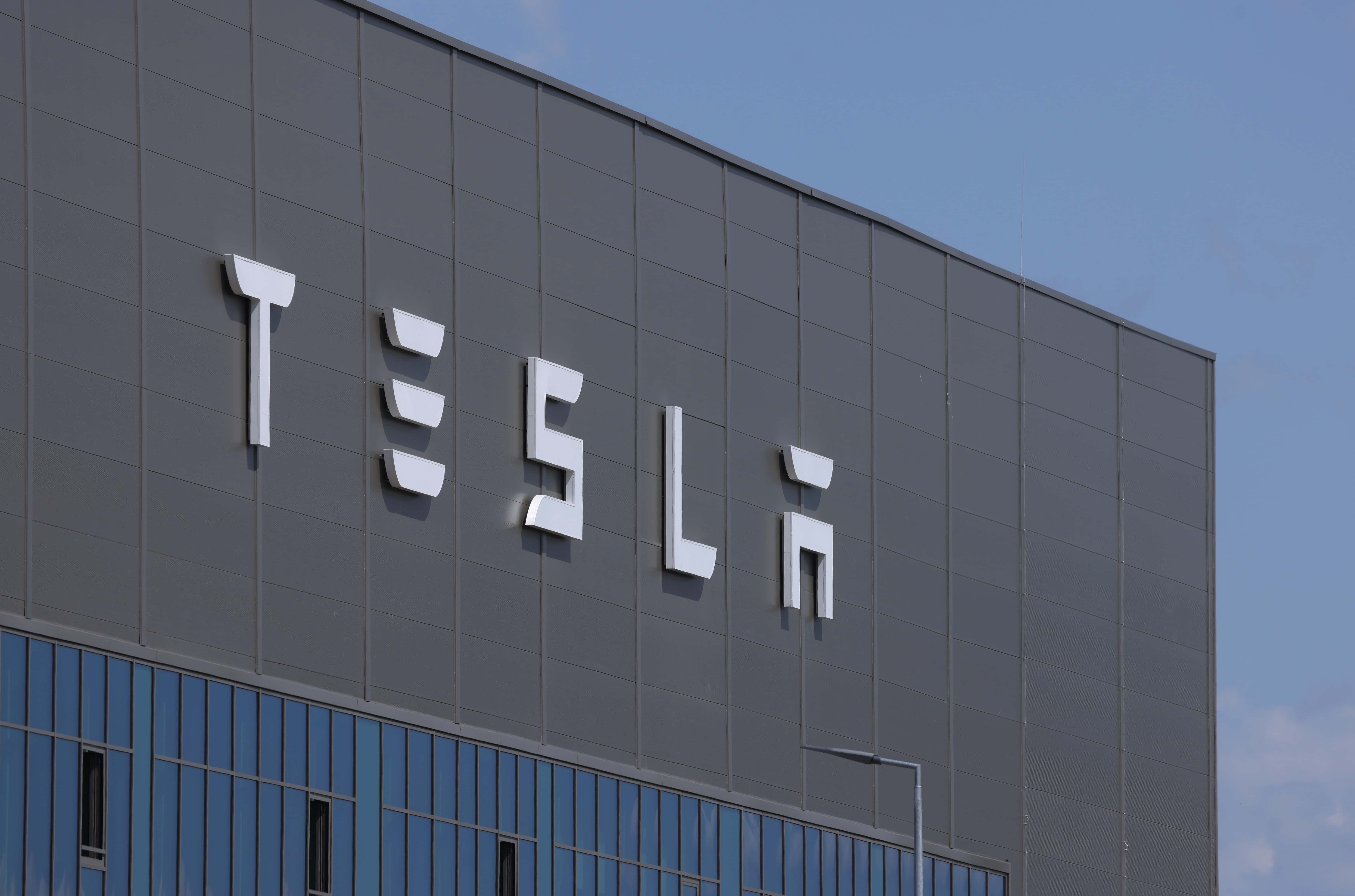 30 березня 2018 року дилерський центр Tesla пропонує автомобілі для продажу в Чикаго, штат Іллінойс. Tesla оголосила про відкликання 123 000 своїх седанів Model S через проблему з болтами гідропідсилювача керма.