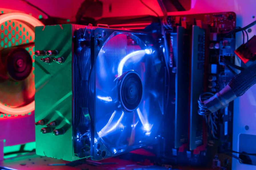 новий кольоровий охолоджувач rgb, встановлений на процесорі ігрового ПК