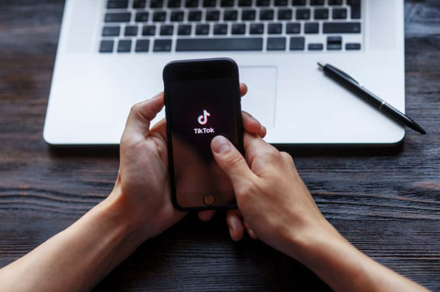 на екрані смартфона великим планом