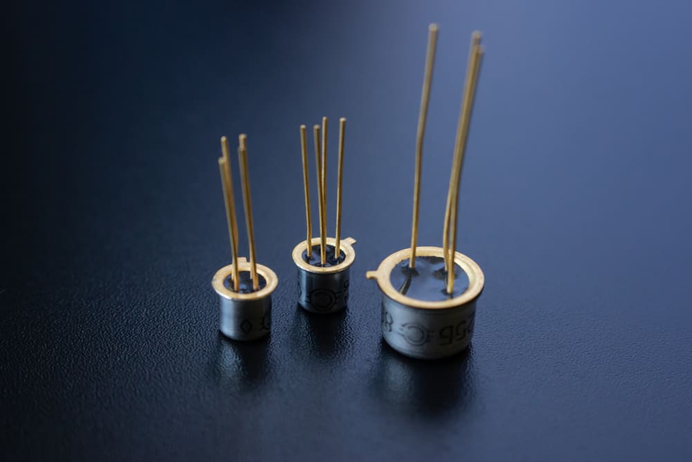 транзисторний позолочений радіокомпонент