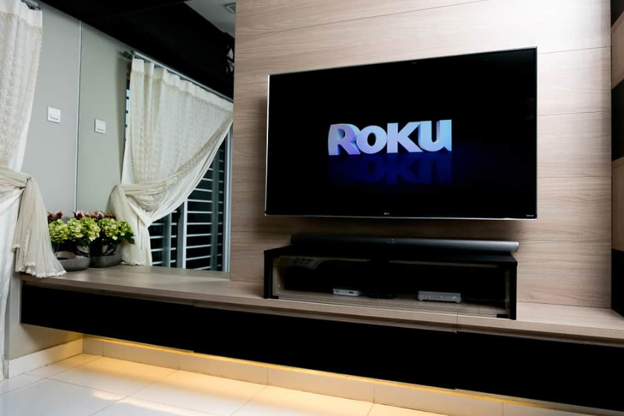 Телевізор відображає логотип Roku на чорному тлі.