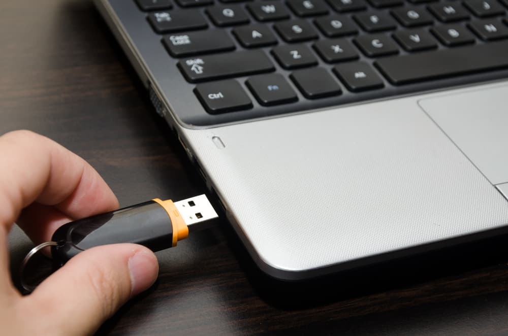 USB флешка і ноутбук