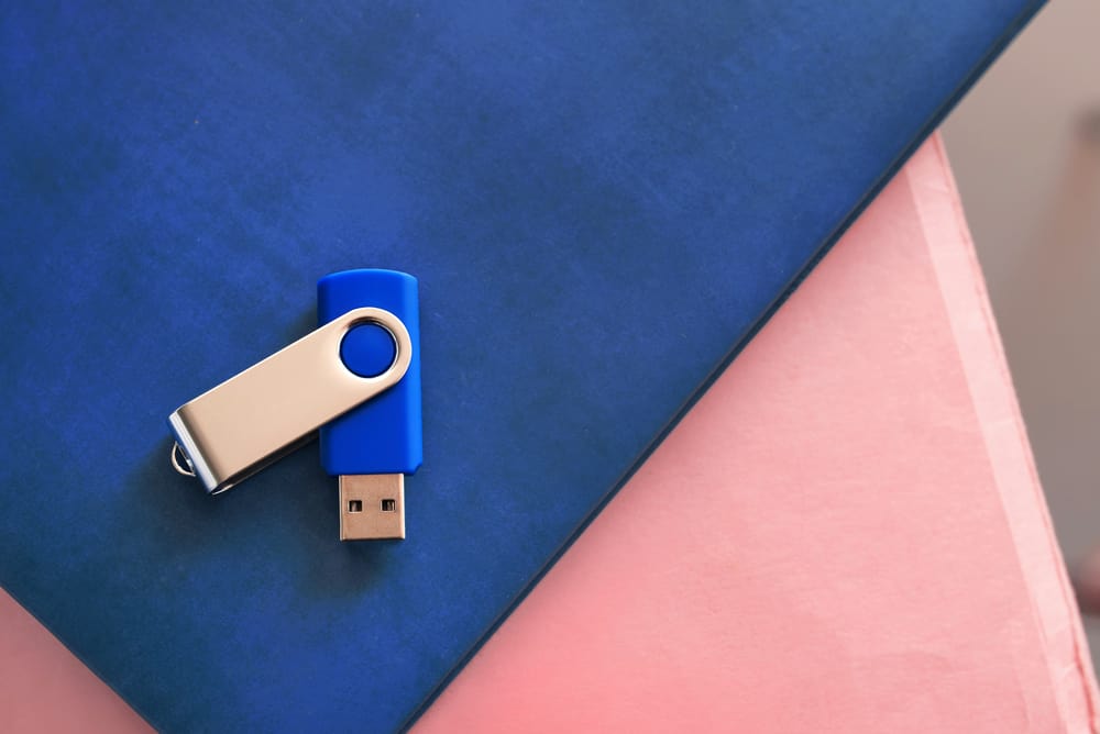 USB-накопичувач із металевою поворотною кришкою