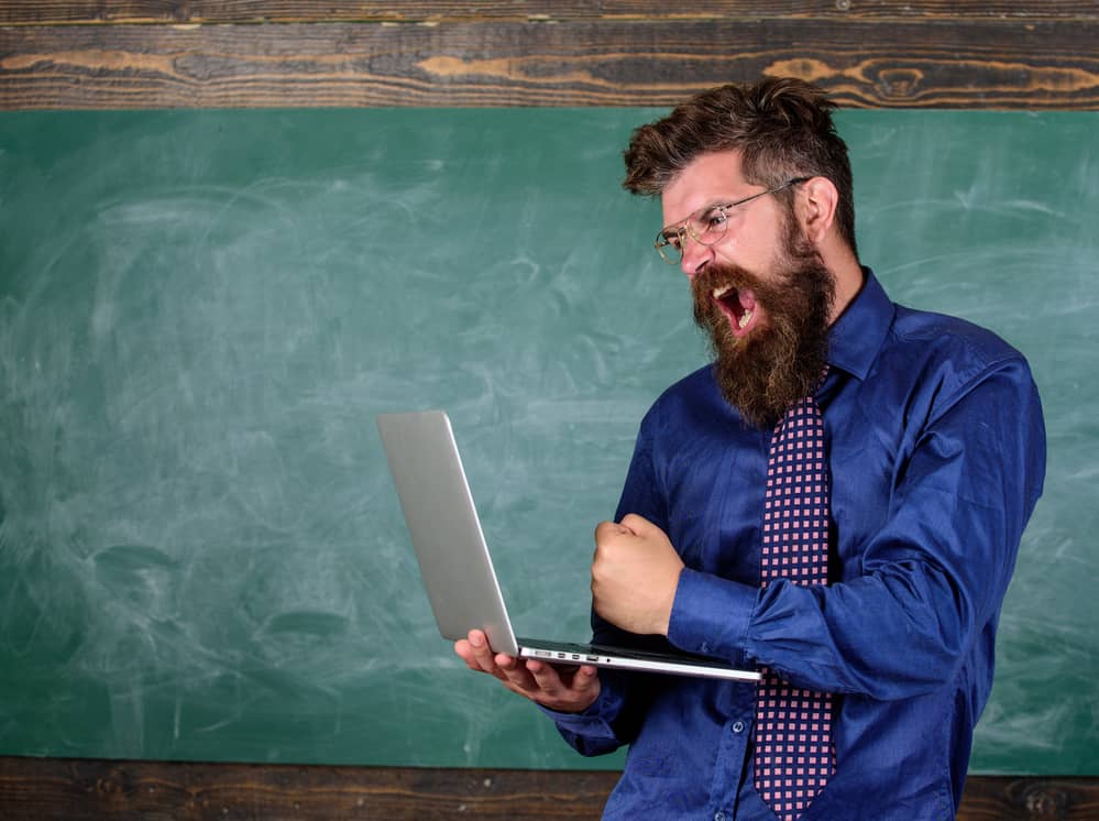 вчитель агресивний з ноутбуком біситься через повільний Інтернет