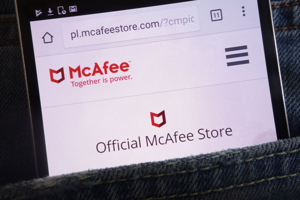 На смартфоні відображається веб-сайт McAfee Store