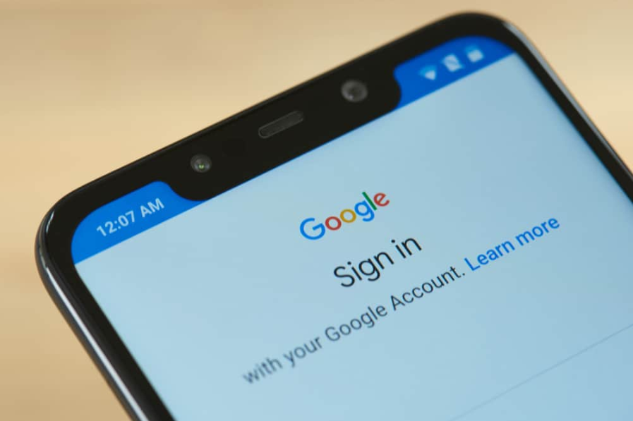 Увійдіть в обліковий запис Google на екрані смартфона