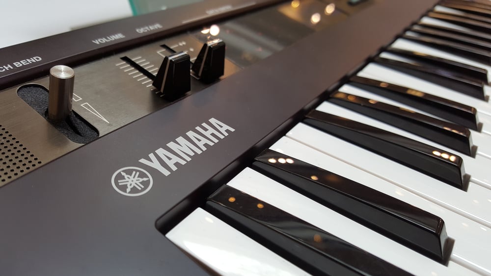 вид на чорну електронну клавіатуру Yamaha