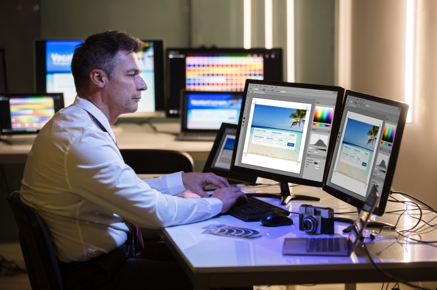 Вид збоку чоловічого дизайнера, який редагує фото