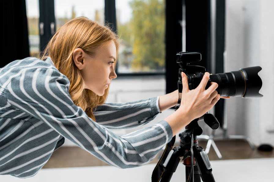 Вид збоку молода жінка фотограф