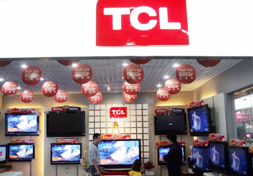 На стенді TCL відвідувачі розглядають рідкокристалічні телевізори